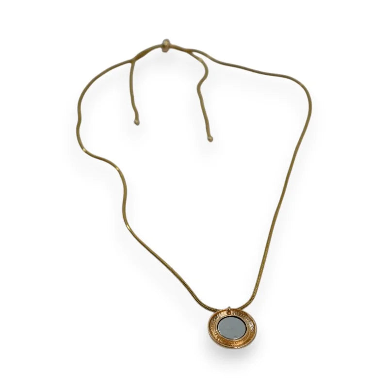Verstellbare Schnurkette mit rundem goldenem Anhänger mit magnetischer Halterung