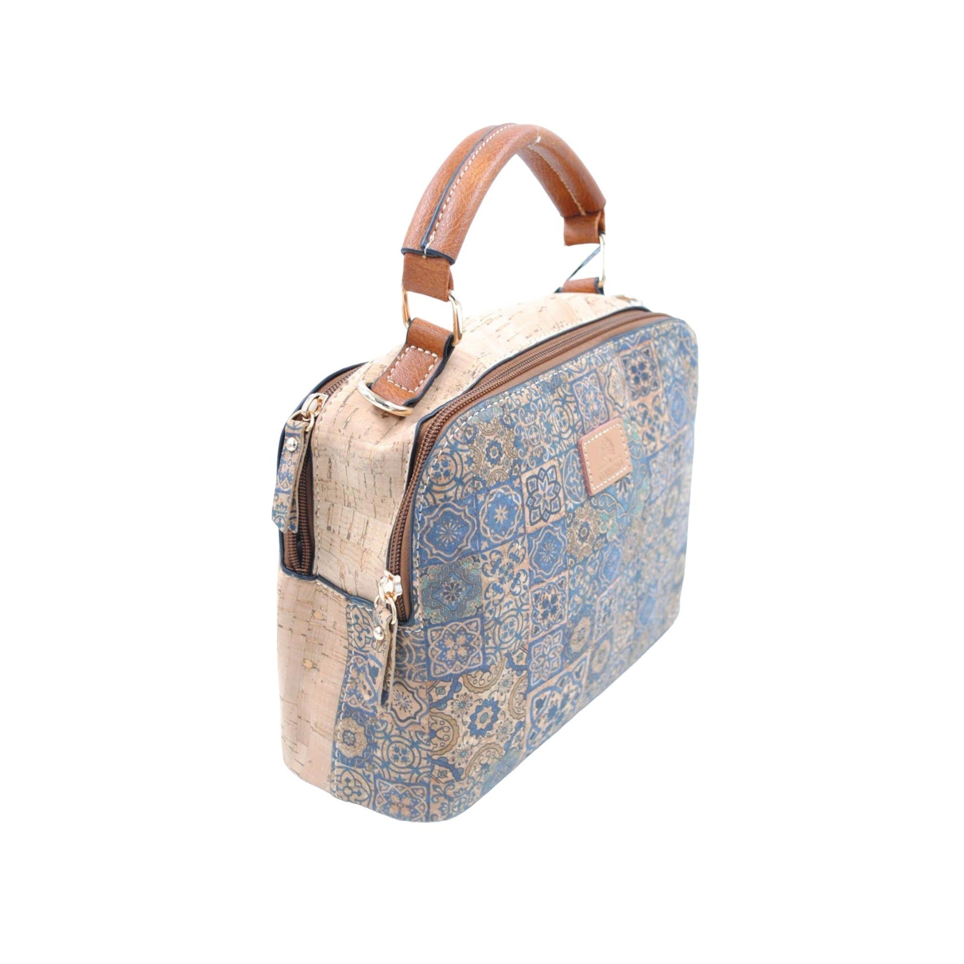 Handtasche aus Kork mit blauem Mosaikmuster, beigem Korpus und braunem Ledergriff, quadratische Form