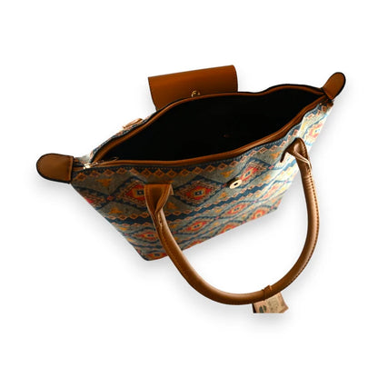 Handtasche aus Kork und Blumenstoff mit Klappe, geöffnet und zeigt das schwarze Innere