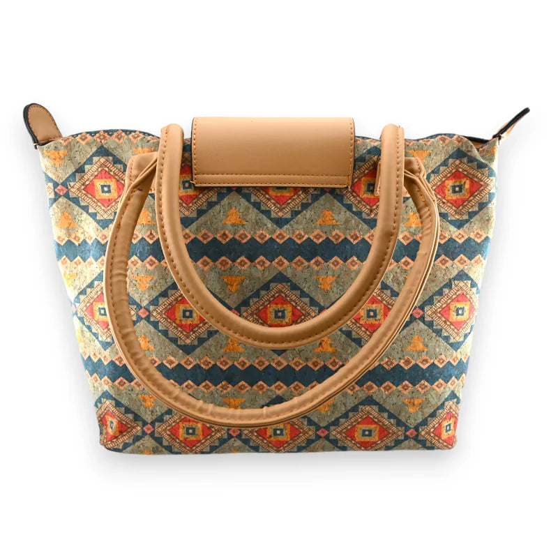 Handtasche aus Kork mit buntem geometrischem Muster, Klappe und Henkel aus beigem Leder