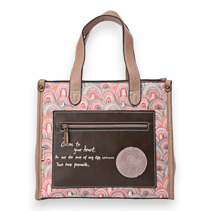 Handtasche mit Regenbogenmuster, braunem Leder und inspirierendem Spruch. Vintage-Design von Sweet & Candy.