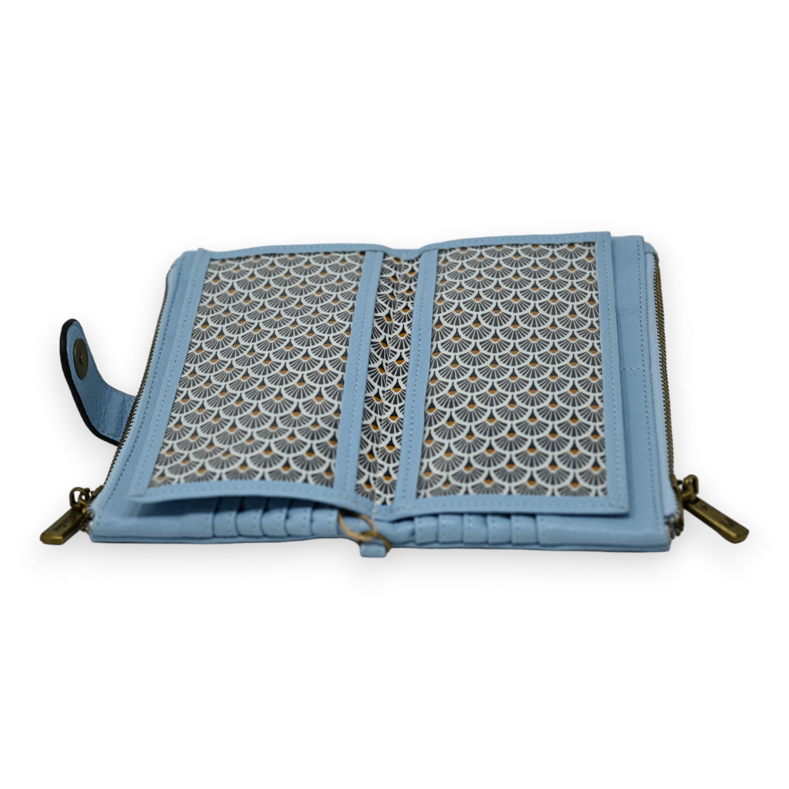 Hellblaue Leder-Geldbörse mit Reißverschluss und geometrischem Muster, geöffnet zeigt mehrere Fächer und Kartenschlitze