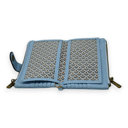 Hellblaue Leder-Geldbörse mit Reißverschluss und geometrischem Muster, geöffnet zeigt mehrere Fächer und Kartenschlitze