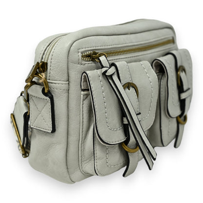 Hellgraue rechteckige Ledertasche mit Reißverschluss, Außentaschen und Metallbeschlägen, geeignet als Umhängetasche