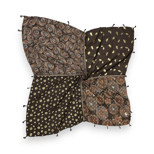 Quadratisches Patchwork-Halstuch mit herbstlichen Mustern in Braun und Beige, Blätter-, Blumen- und Spiralmotiven
