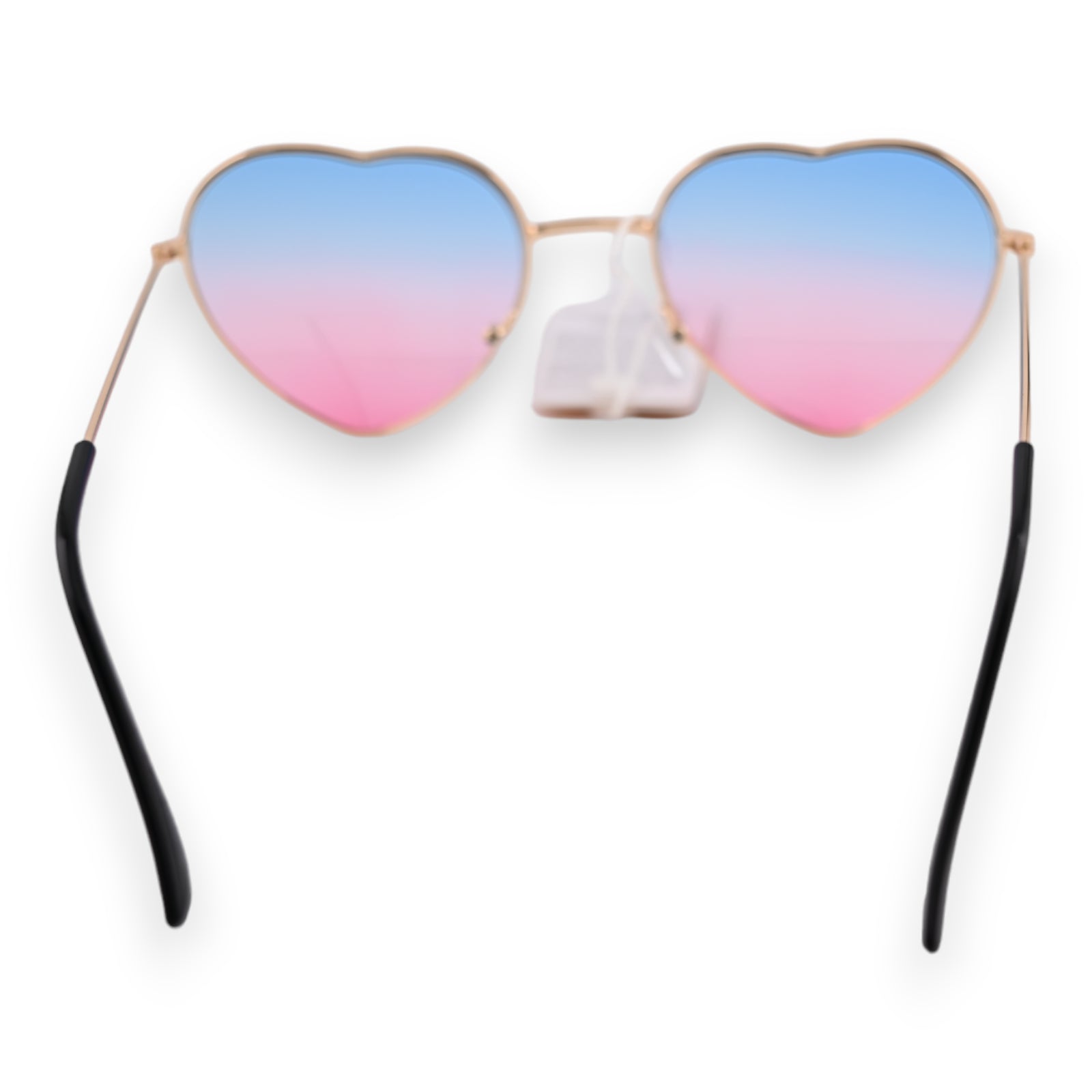 Herzförmige Sonnenbrille mit blau-rosa Farbverlauf, goldener Rahmen und schwarze Bügel auf weißem Hintergrund