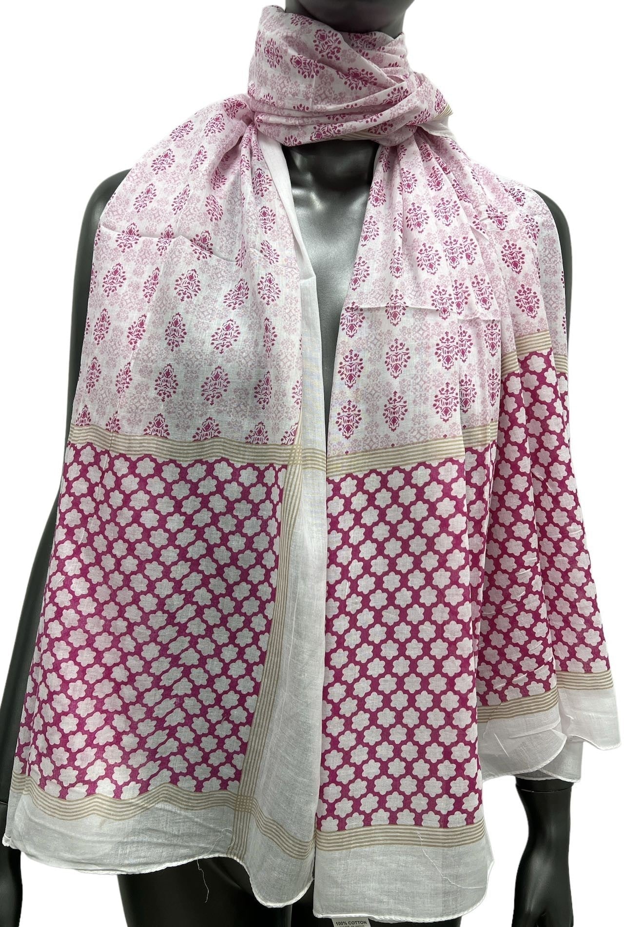 Schal mit Blumenmotiv in Trendfarbe Himbeer