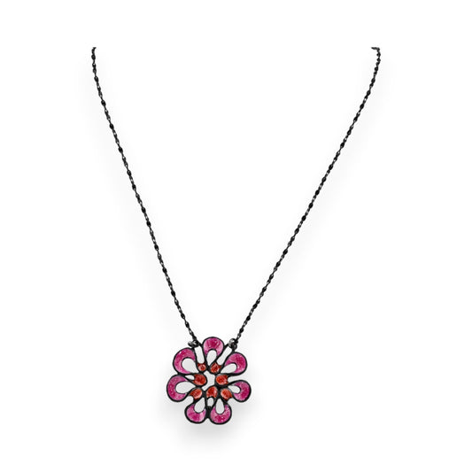 Filigrane Halskette mit pinkfarbener Blütenanhänger, schwarze Kette, Blume mit glitzernden Steinchen