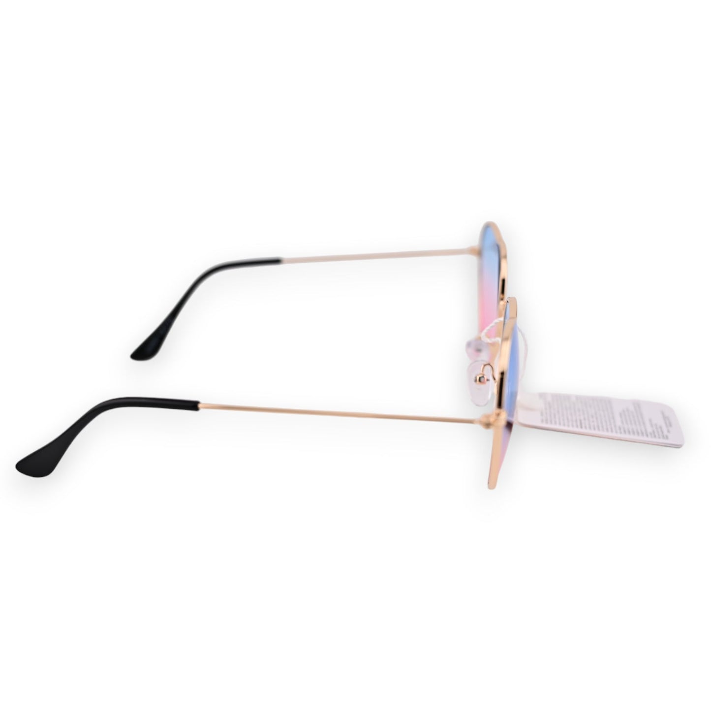 Sonnenbrille mit herzförmigen Gläsern in Blau und Rosa, goldenes Gestell und schwarze Bügel, auf weißem Hintergrund