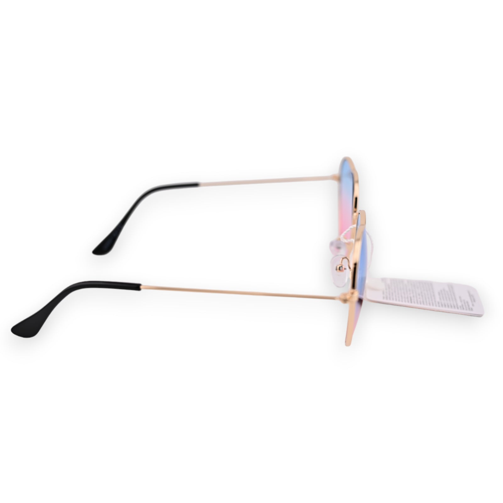 Sonnenbrille mit herzförmigen Gläsern in Blau und Rosa, goldenes Gestell und schwarze Bügel, auf weißem Hintergrund