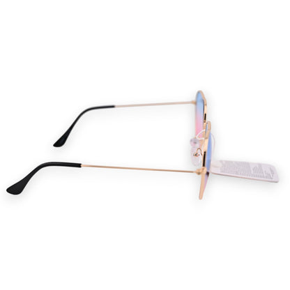 Sonnenbrille mit herzförmigen Gläsern in Blau und Rosa, goldenes Gestell und schwarze Bügel, auf weißem Hintergrund