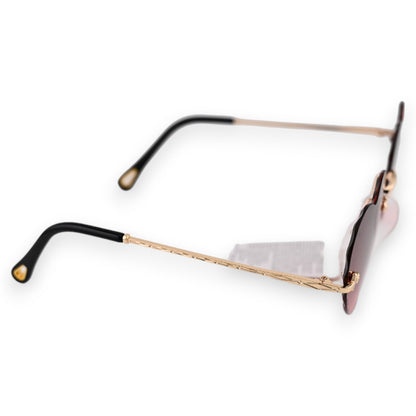Vintage-Sonnenbrille mit herzförmigen Gläsern, goldenem Rahmen und braunen Tönen, seitliche Ansicht
