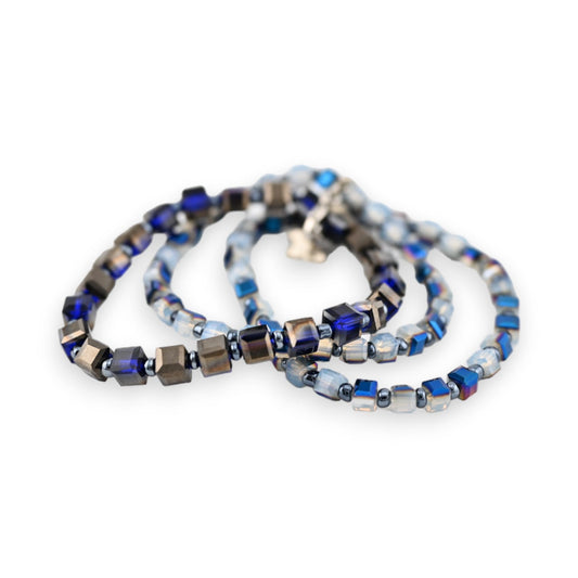 3er-Set modische Armbänder mit blauen und silbernen Glasperlen in verschiedenen Formen, elegant ineinander verschlungen