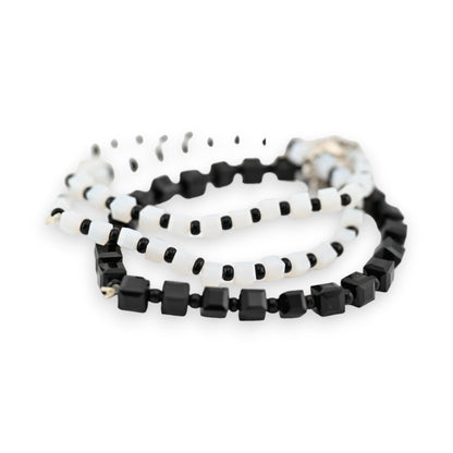 Set von 3 elastischen Modeschmuck-Armbändern in Schwarz und Weiß mit geometrischen Perlen und kubischen Elementen