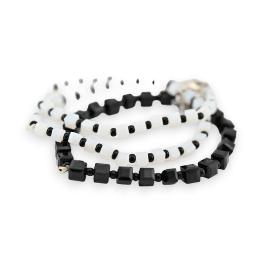 Set von 3 elastischen Modeschmuck-Armbändern in Schwarz und Weiß mit geometrischen Perlen und kubischen Elementen