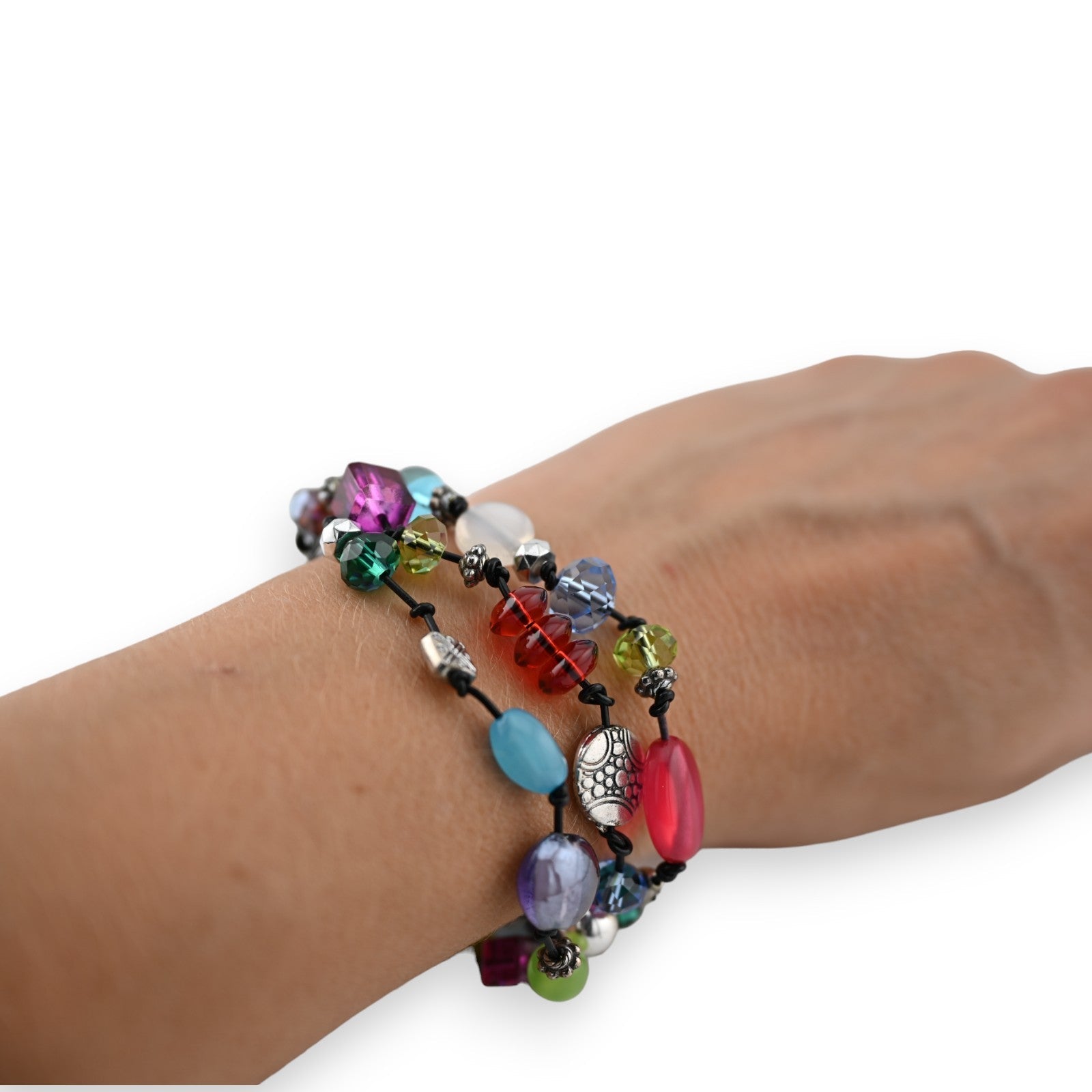 Buntes Perlenarmband mit verschiedenfarbigen Glas- und Metallperlen auf einem Handgelenk, modischer Schmuck