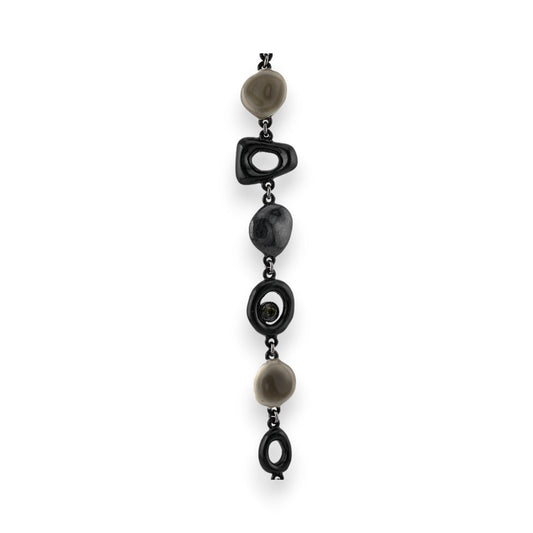 Modernes Armband mit geometrischen schwarzen und grauen Elementen, abwechselnd runde und ovale Formen, Designschmuck