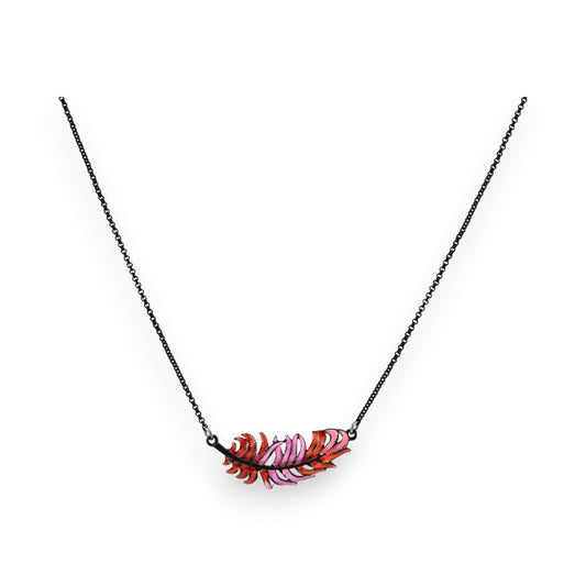 Filigrane Halskette mit schwarz-metallischer Kette und bunter Feder-Anhänger in Pink und Rot