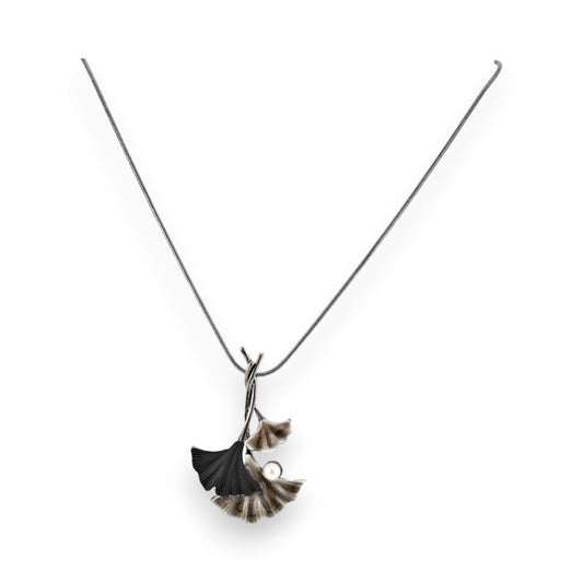 Elegante Halskette mit Anhänger aus grauen und schwarzen Ginkgo-Blättern, filigrane Silberkette, moderner Schmuck