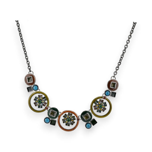 Modische Halskette mit bunten Medaillons, geometrischen Formen und Blumenmotiven in Herbstfarben auf schwarzer Kette