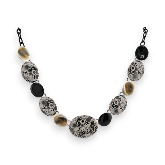 Modische Halskette mit schwarz-grauem Design, ovale Anhänger mit geometrischen Mustern und goldenen Akzenten
