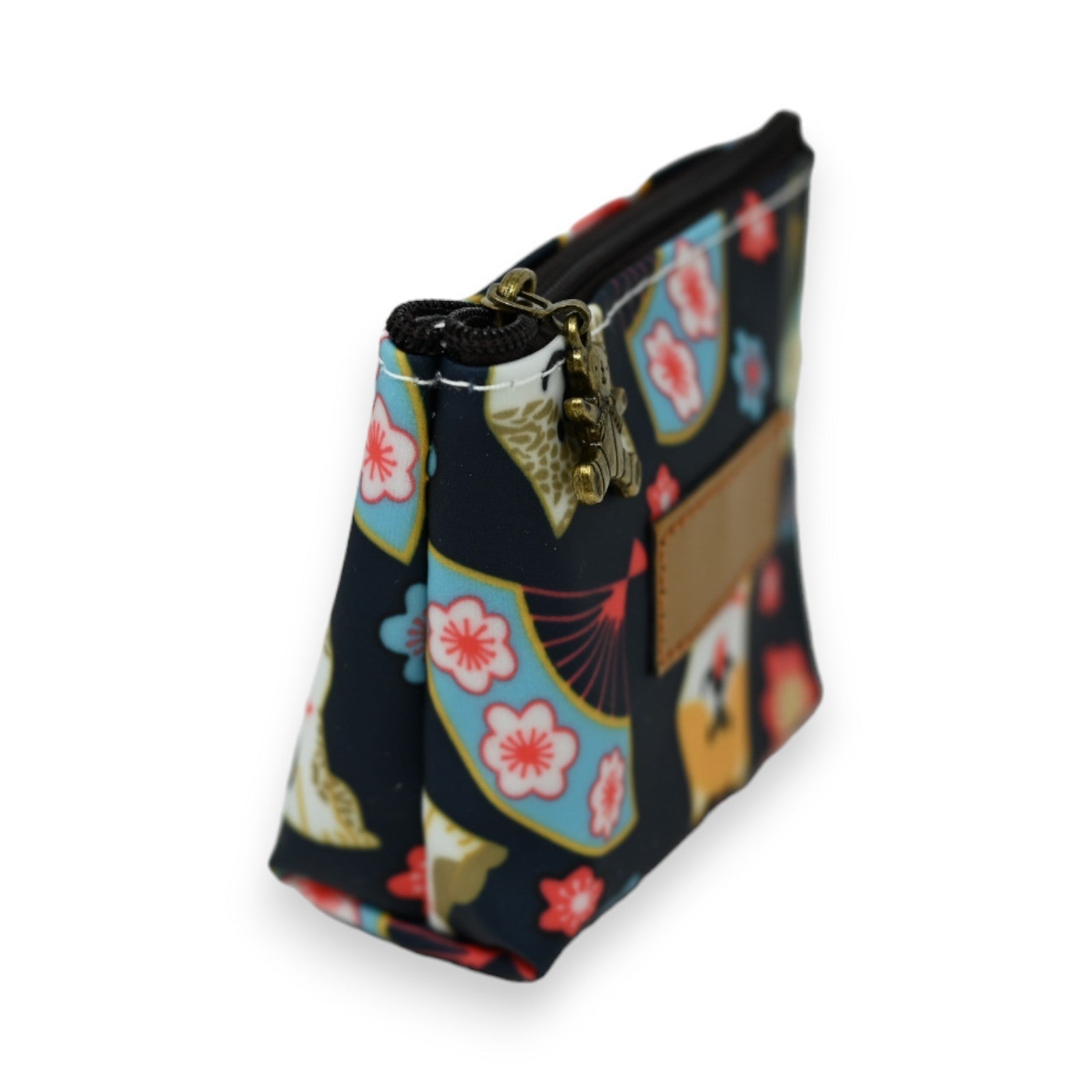 Bunte Hundegeldbörse mit japanischem Blumenmuster, Reißverschluss und Anhänger, auf weißem Hintergrund