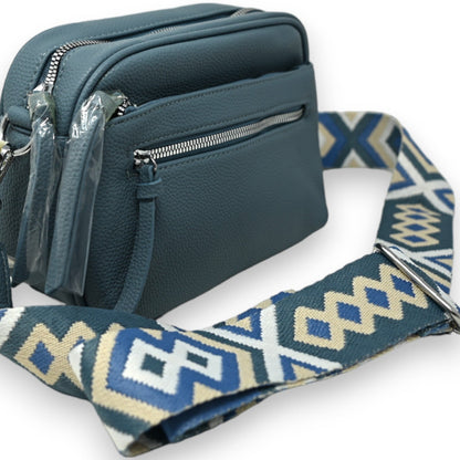 Quadratische Umhängetasche in Jeans-Blau mit mehreren Reißverschlüssen und abnehmbarem gemustertem Schulterriemen