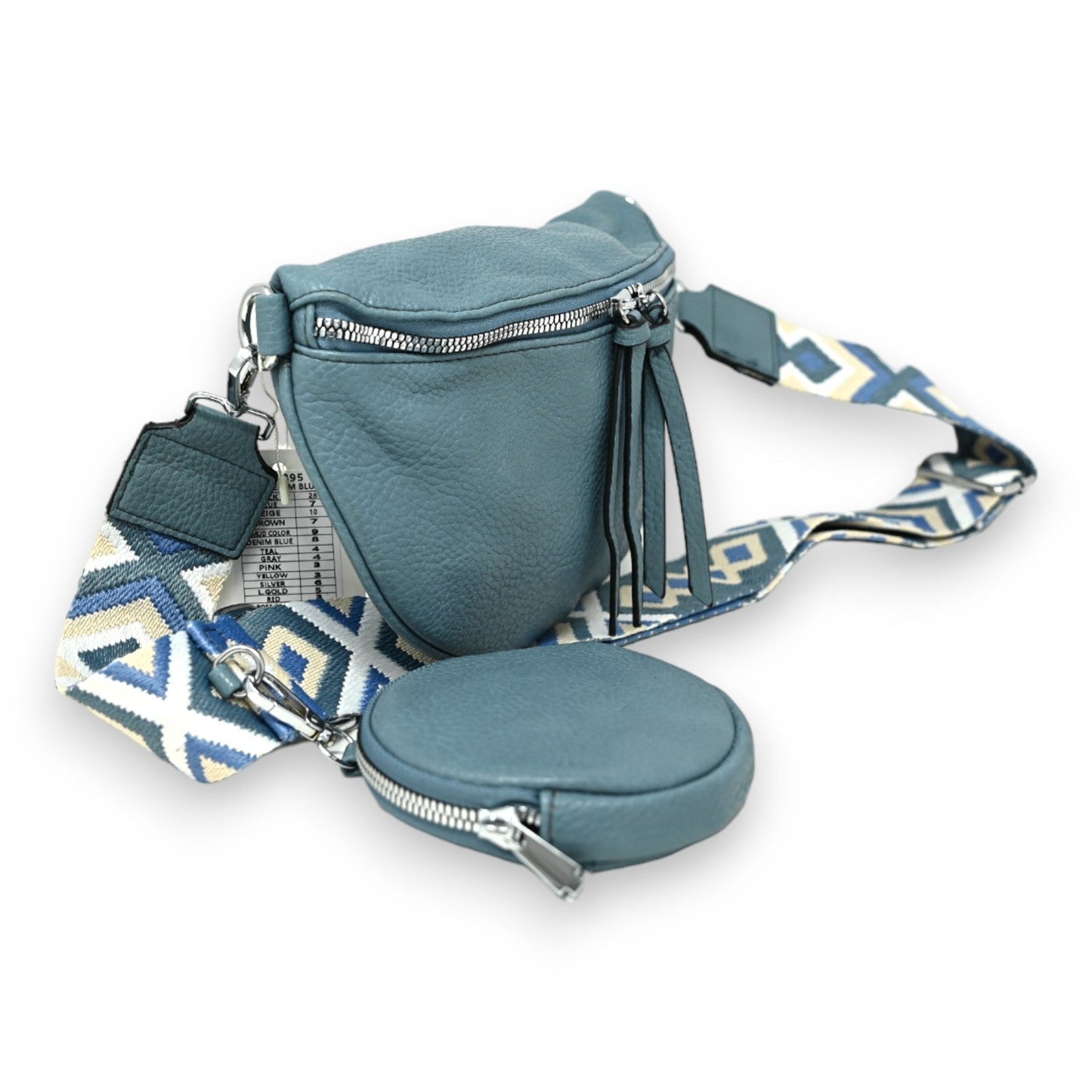 Jeansblau Gürteltasche mit abnehmbarer Münztasche und geometrisch gemustertem Schulterriemen auf weißem Hintergrund
