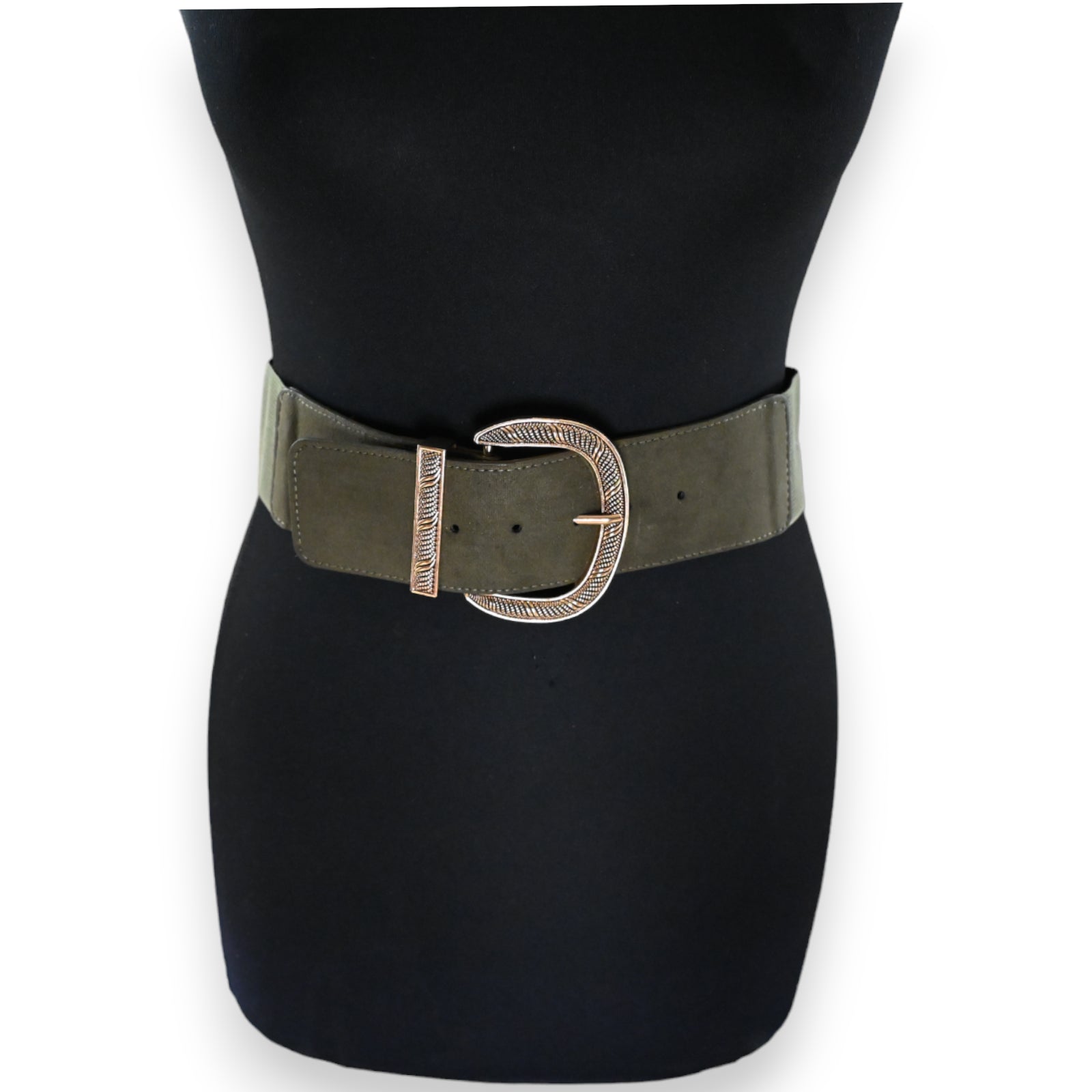 Breiter elastischer Damengürtel in Khaki mit goldener Schnalle auf schwarzem Kleid, modisches Accessoire