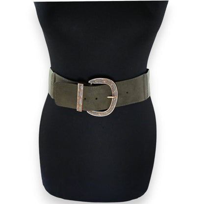 Breiter elastischer Damengürtel in Khaki mit goldener Schnalle auf schwarzem Kleid, modisches Accessoire