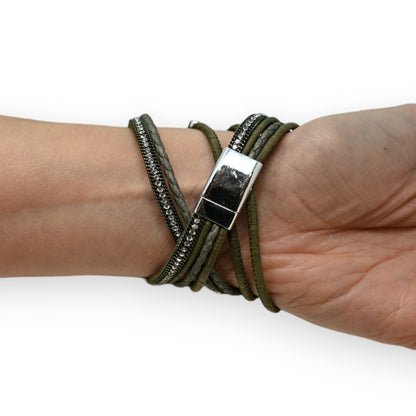 Mehrreihiges Wickelarmband in Khaki mit Nieten, Strass und silbernem Magnetverschluss am Handgelenk