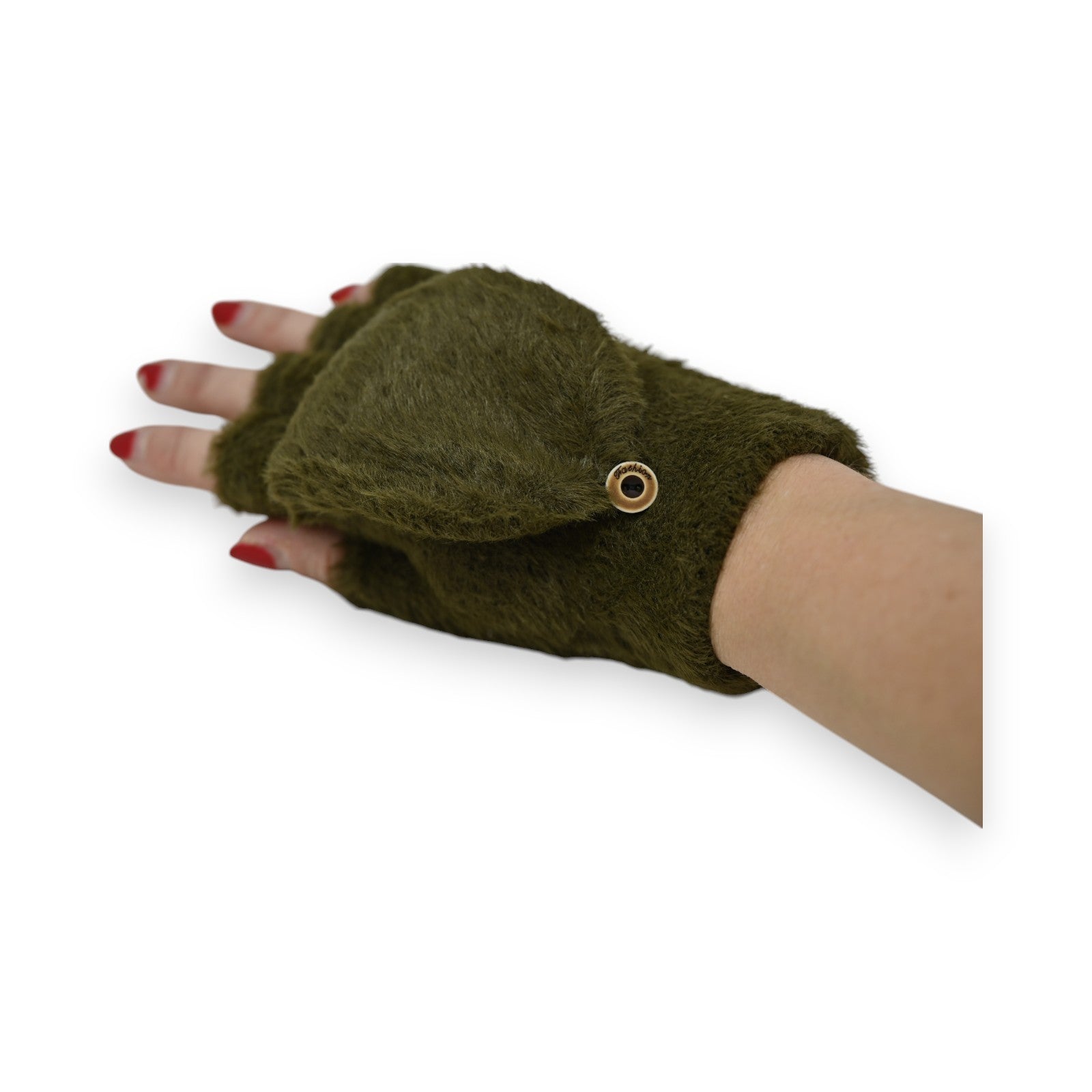 Khakifarbener fingerloser Handschuh aus Plüsch mit Klappe, rote Fingernägel sichtbar, goldener Knopf als Detail