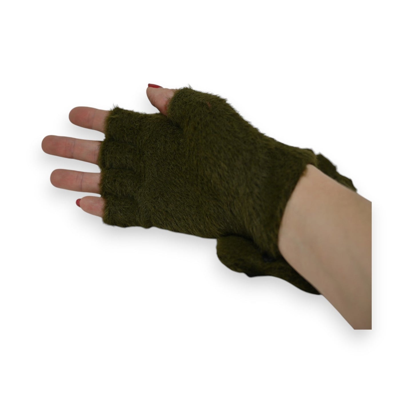 Olivgrüne fingerlose Handschuhe aus flauschigem Stoff, mit freien Fingerspitzen und rotem Nagellack sichtbar