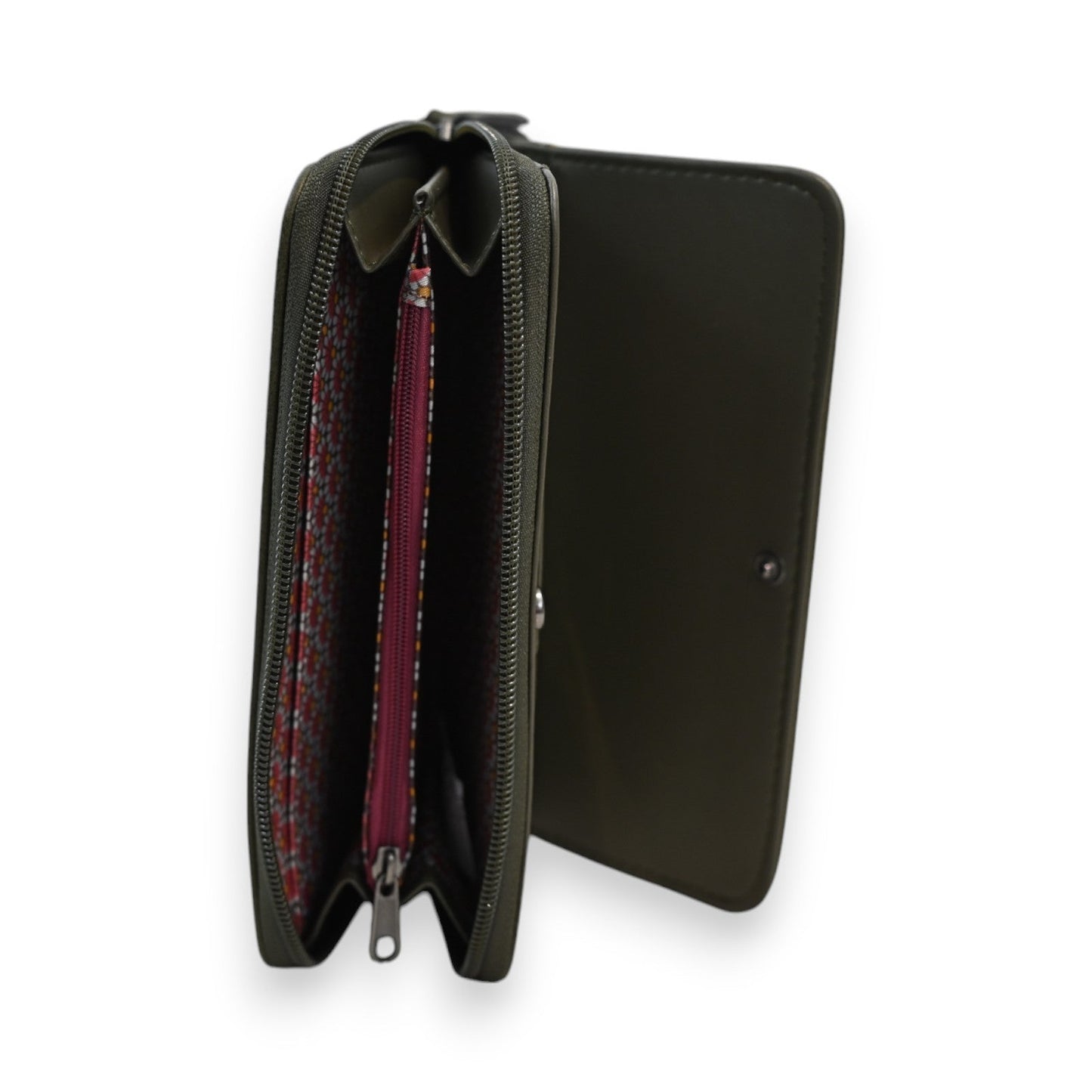 Dunkelgrüne Leder-Geldbörse mit Reißverschluss, geöffnet zeigt rotes Innenfutter und mehrere Fächer