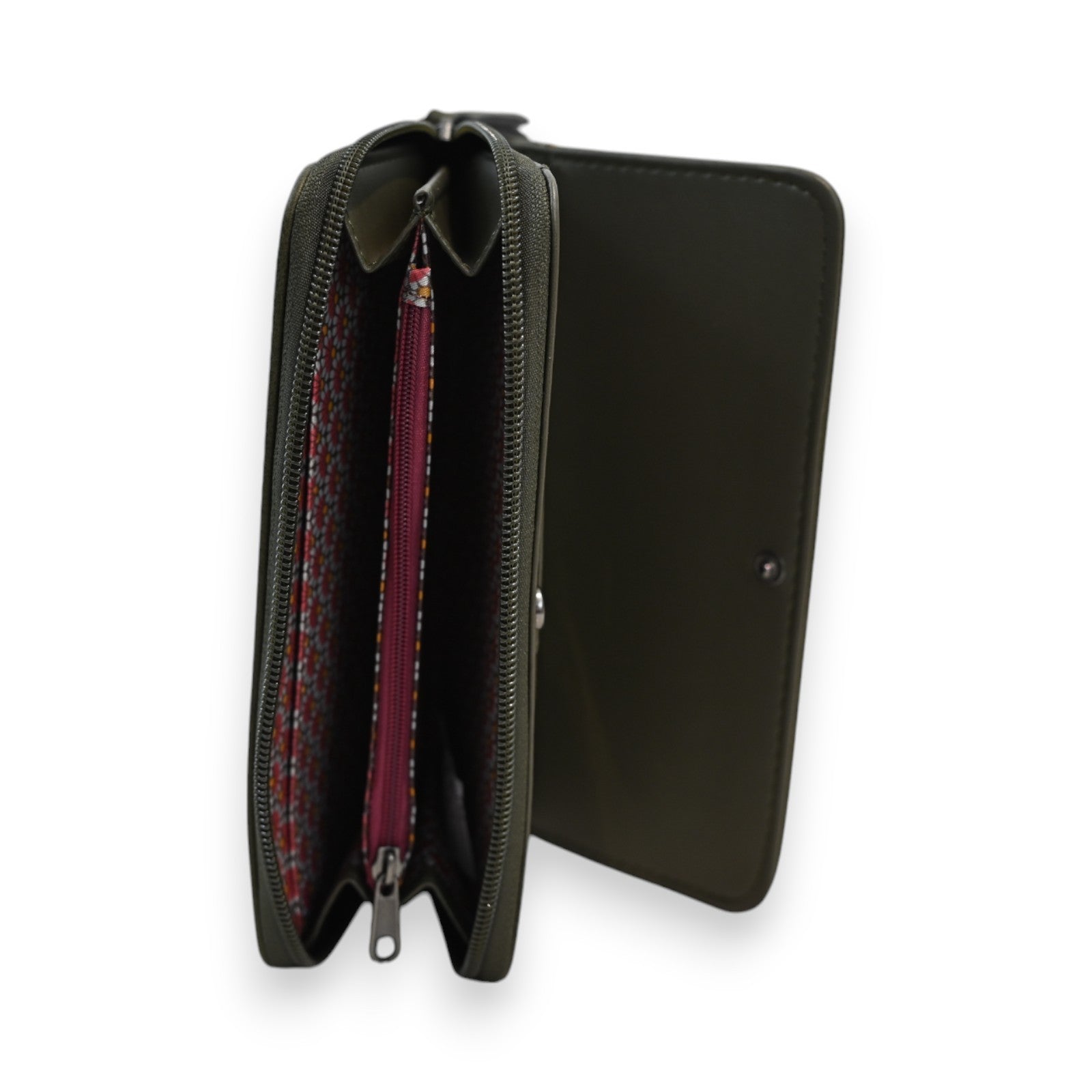 Dunkelgrüne Leder-Geldbörse mit Reißverschluss, geöffnet zeigt rotes Innenfutter und mehrere Fächer