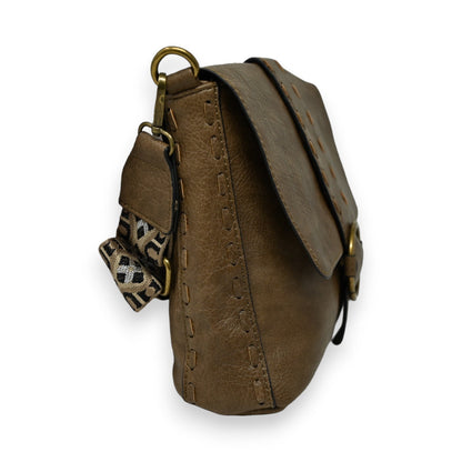 Braune Leder-Umhängetasche mit Mandoline-Design, Stickdetails und Leoparden-Muster-Akzent, seitliche Ansicht