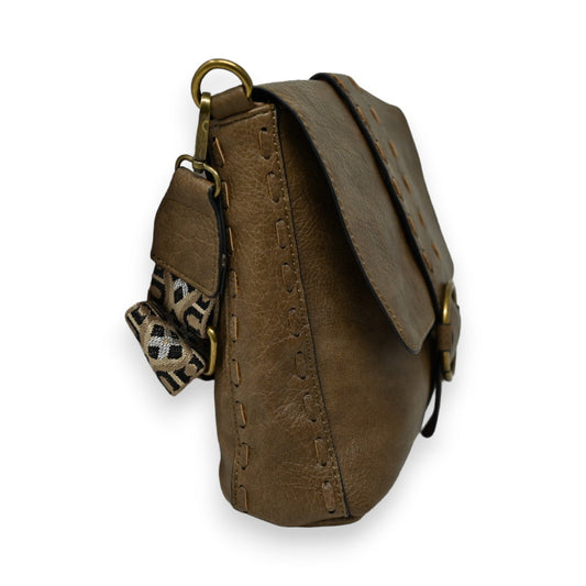 Braune Leder-Umhängetasche mit Mandoline-Design, Stickdetails und Leoparden-Muster-Akzent, seitliche Ansicht