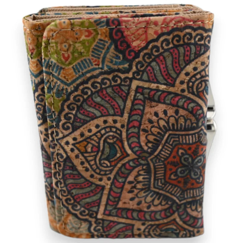 Kleine kompakte Geldbörse aus Kork mit buntem Mandala-Muster und Boho-Design