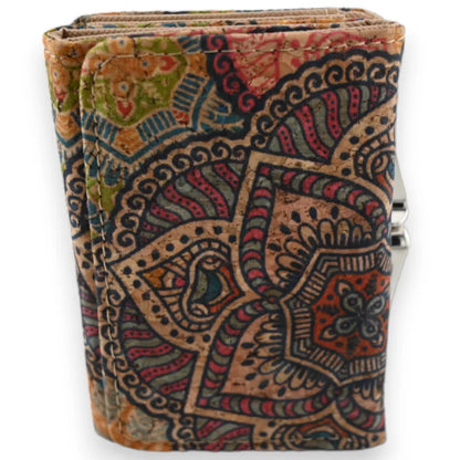 Kleine kompakte Geldbörse aus Kork mit buntem Mandala-Muster und Boho-Design