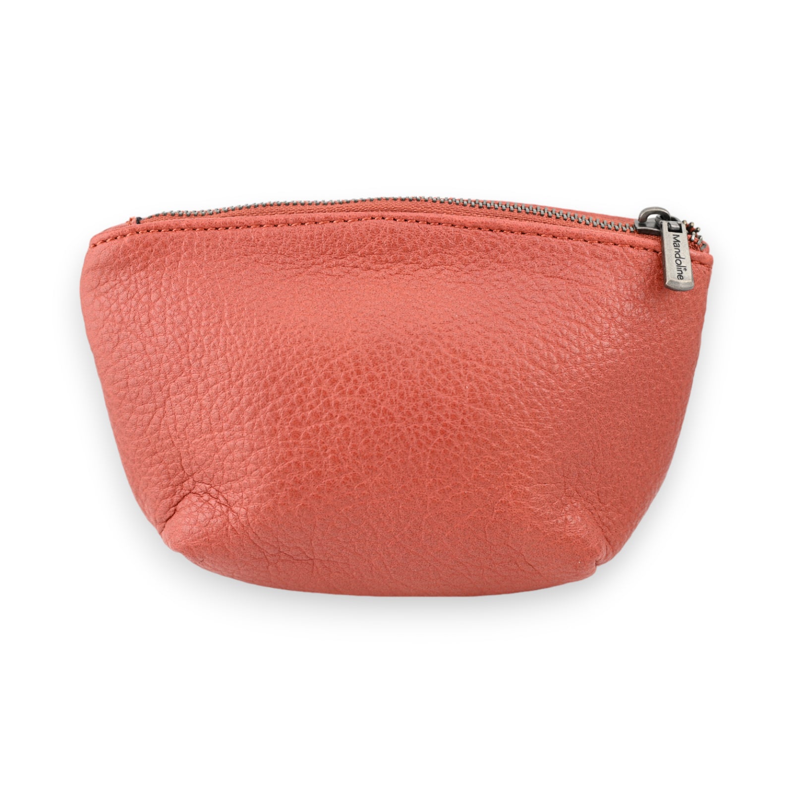 Kleine runde Geldbörse aus weichem rostfarbenem Kunstleder mit Reißverschluss und Markenanhänger, auf weißem Hintergrund