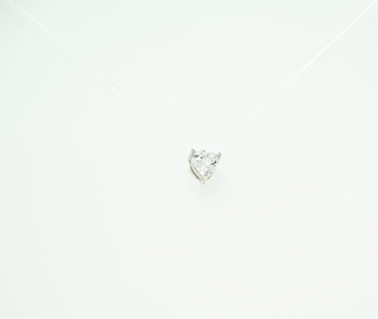 Zierliches herzförmiges Medaillon aus Silber auf weißem Hintergrund, feine Detailarbeit, eleganter Schmuckanhänger