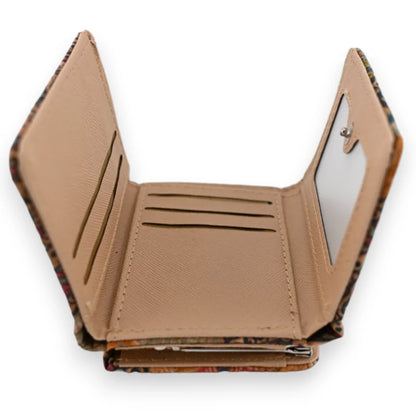 Kleine kompakte Kork-Geldbörse geöffnet, zeigt Fächer und Innenspiegel