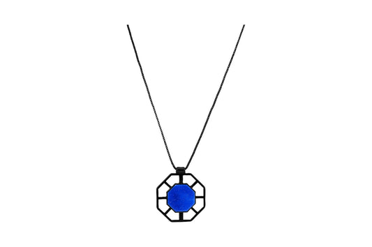 Elegante schwarze Halskette mit achteckigem Anhänger, königsblauer Stein in geometrischer Fassung