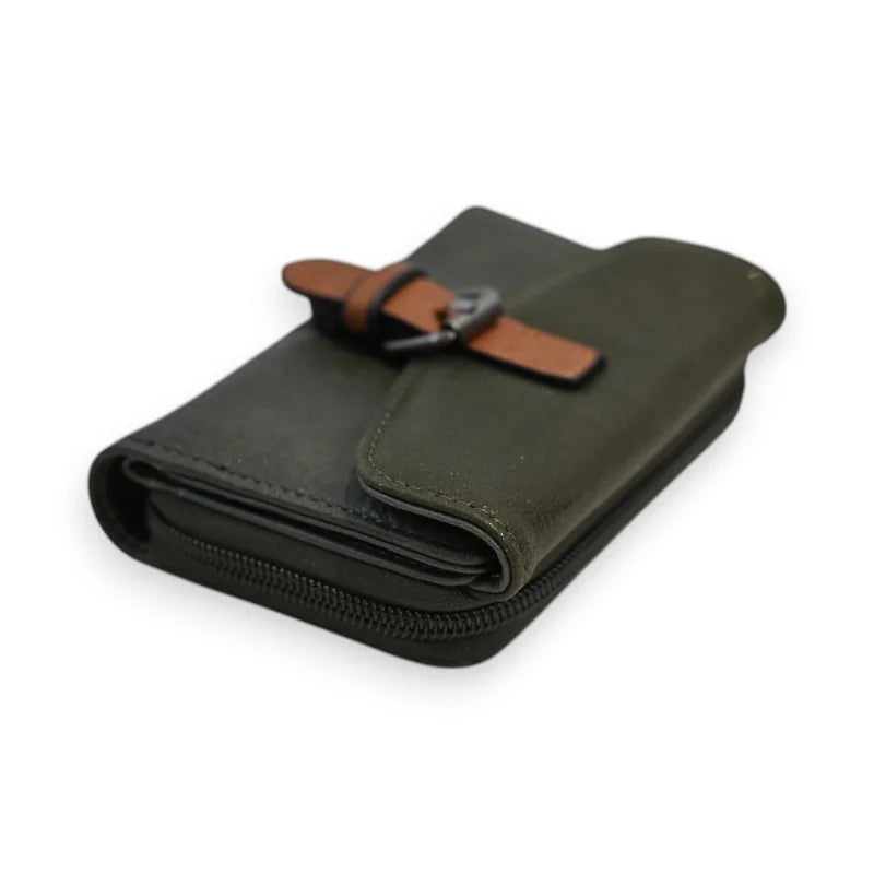 Kompakte khakifarbene Geldbörse mit Reißverschluss und braunem Lederriemen, Marke Méla...