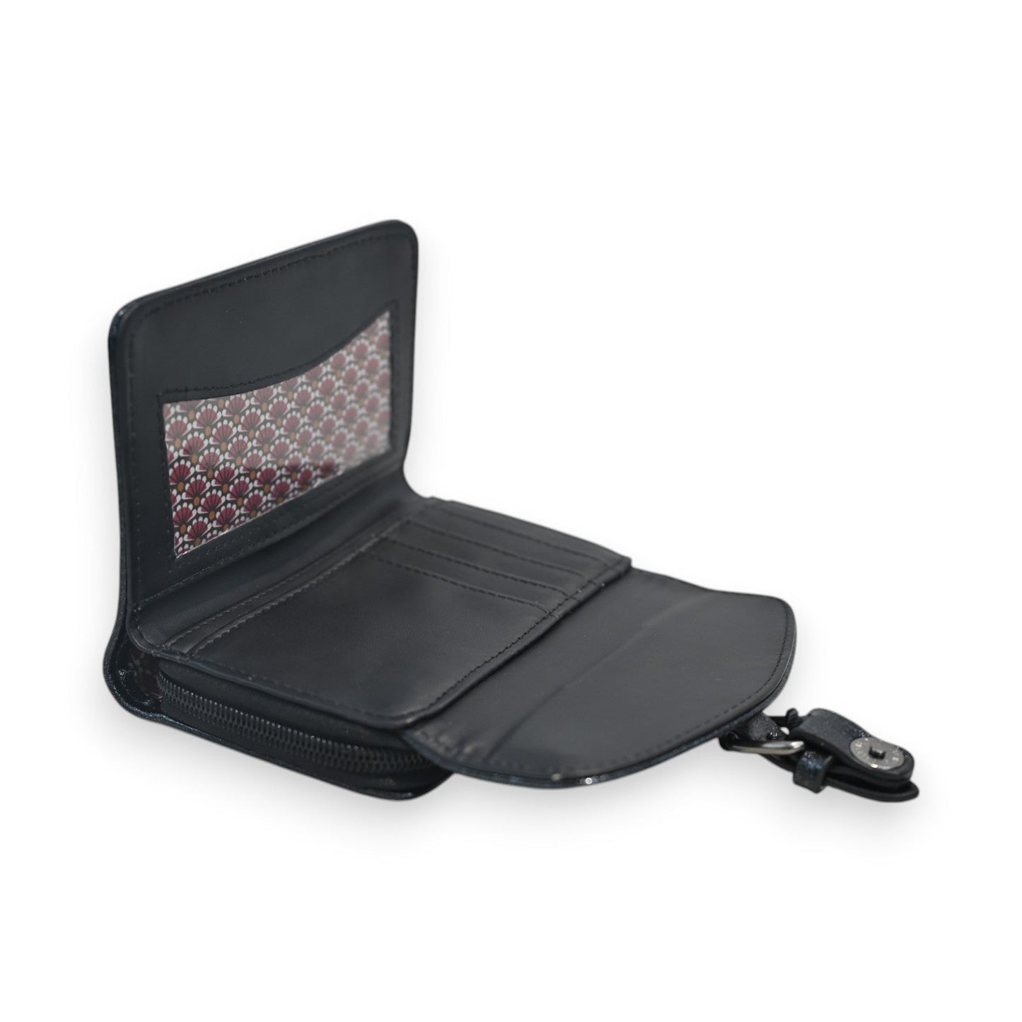 Kompakte schwarze Leder-Brieftasche mit Reißverschluss, Kartenfächern und dekorativem Innenfutter, geöffnet dargestellt