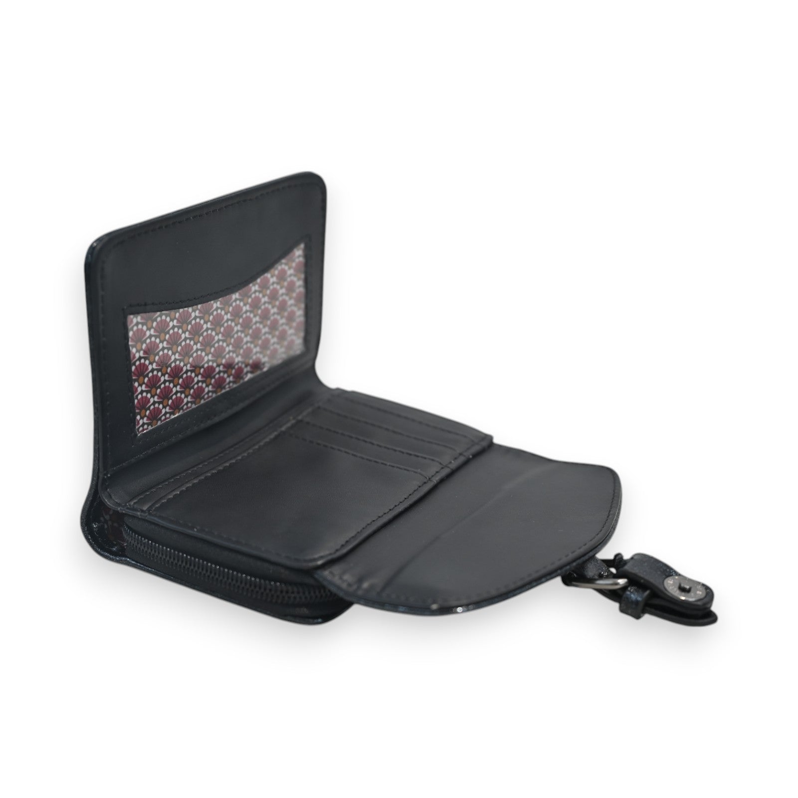 Kompakte schwarze Leder-Brieftasche mit Reißverschluss, Kartenfächern und dekorativem Innenfutter, geöffnet dargestellt