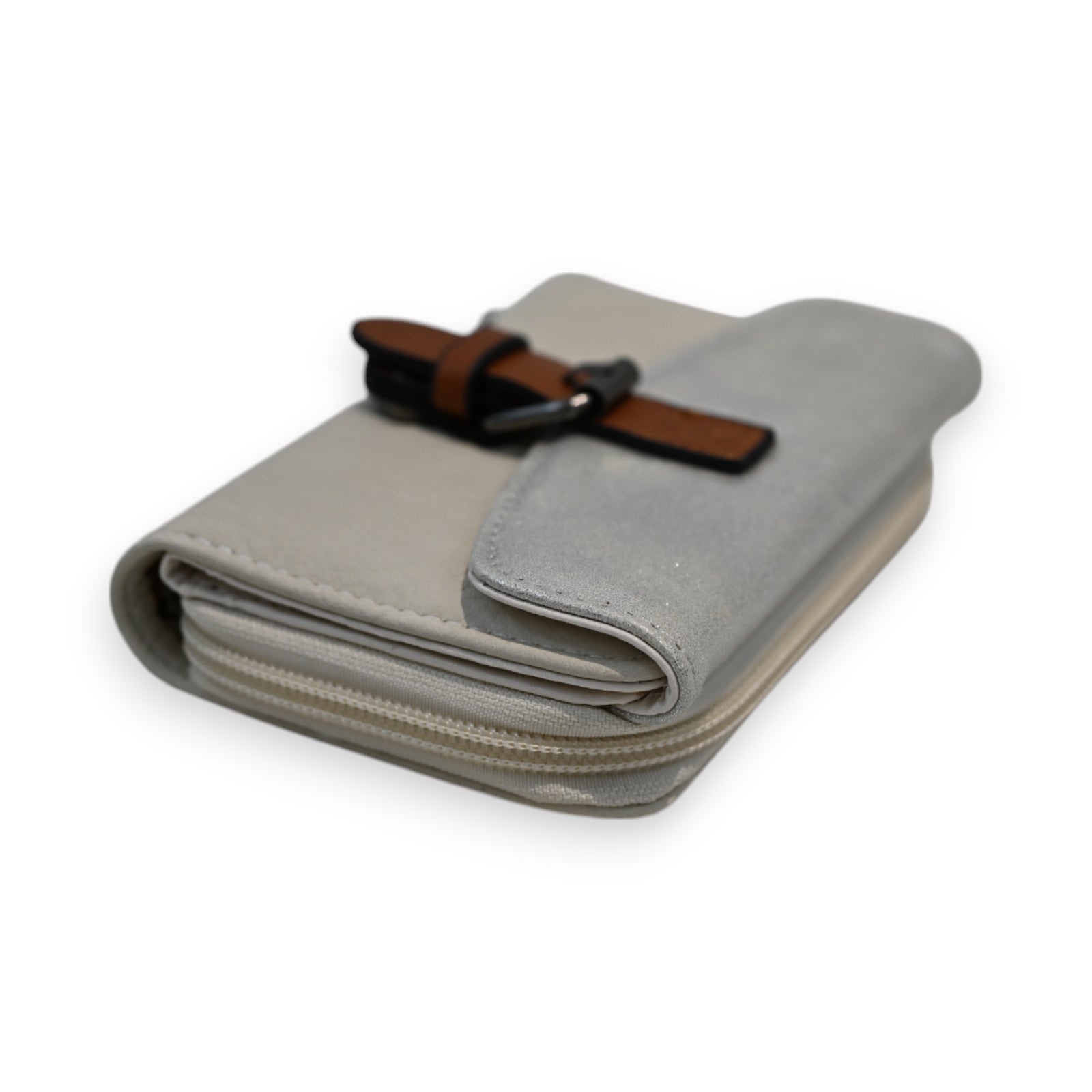 Kompakte silber-cremefarbene Geldbörse mit Reißverschluss und braunem Lederriemen, elegant und funktional