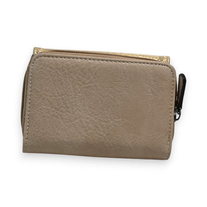 Kompakte Geldbörse in Taupe-Leder mit goldenen Akzenten, Reißverschluss und strukturierter Oberfläche
