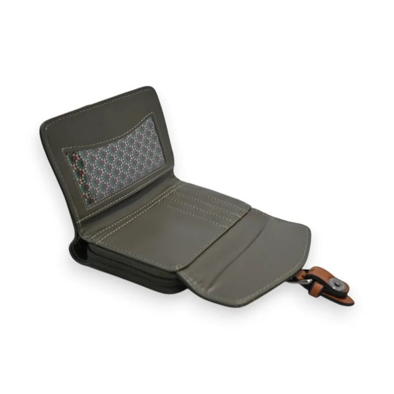 Kompakte khakifarbene offene Geldbörse mit Fächern und Reißverschluss