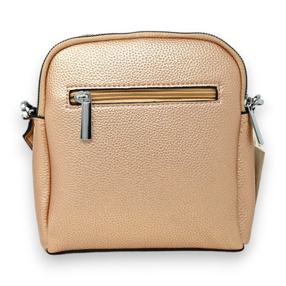 Kompakte metallisch-rosa Umhängetasche aus genarbtem Leder mit silbernem Reißverschluss und Kette als Trageriemen